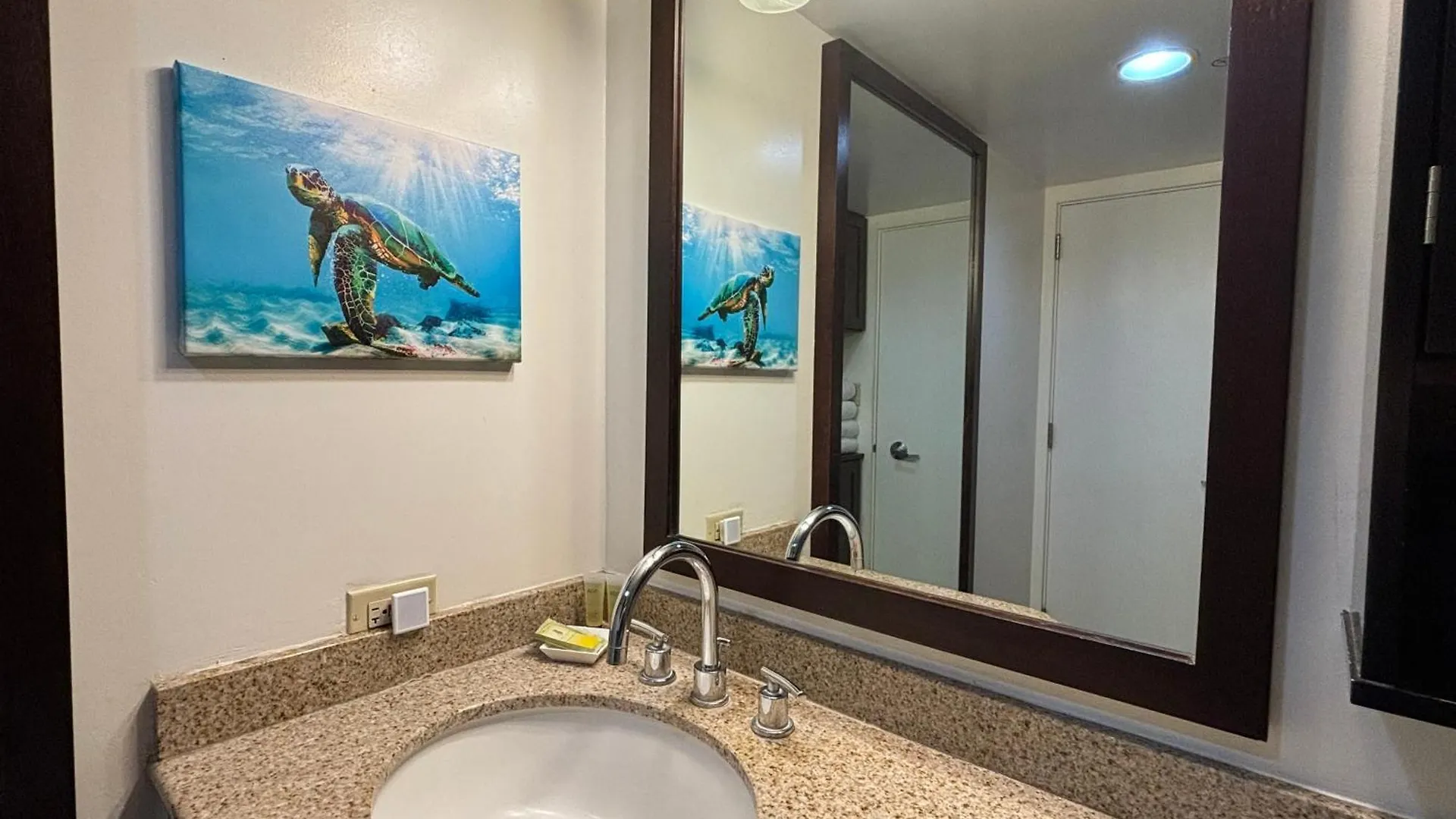 Ilikai Apt 2127 - Spacious Studio With Spectacular Ocean & Harbor Views هونولولو