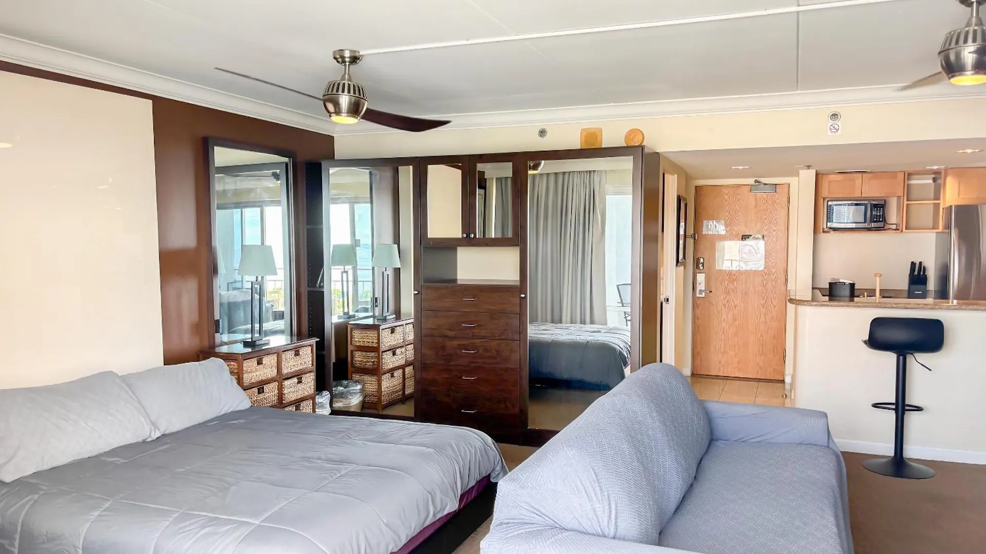 Ilikai Apt 2127 - Spacious Studio With Spectacular Ocean & Harbor Views Honolulu